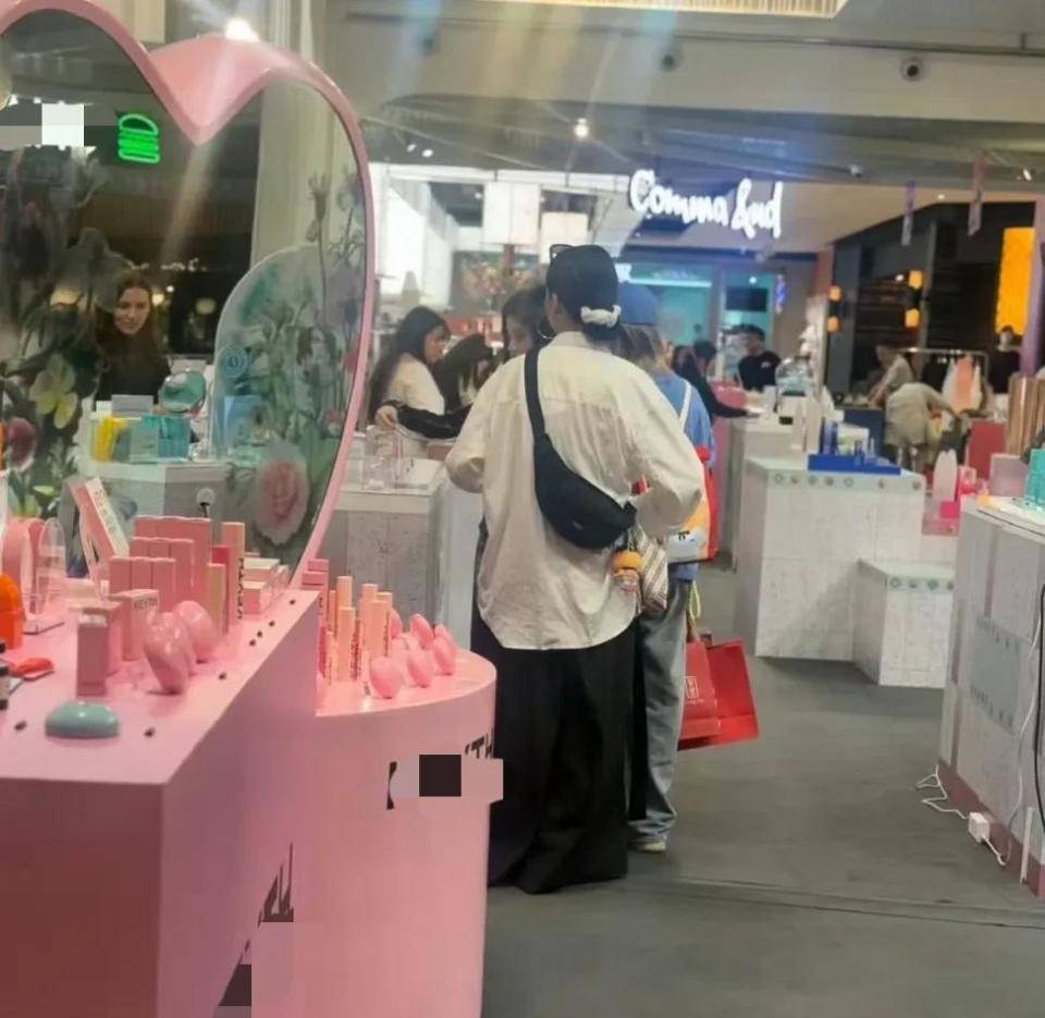 物被网友偶遇身材娇小五官立体打扮时尚洋气PG麻将胡了免费模拟器鞠婧炜曼谷超市购(图5)